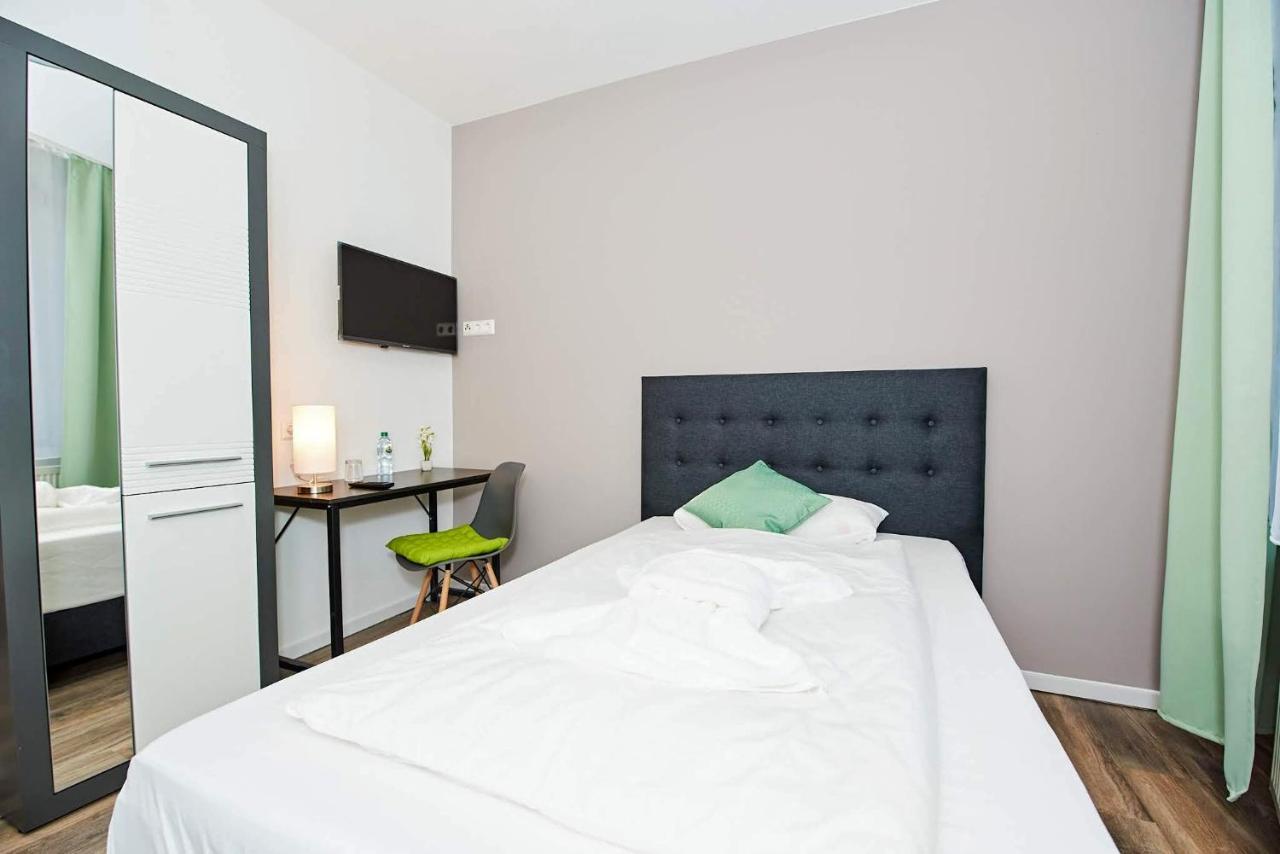 Hotel Phoenix Berghausen  Buitenkant foto