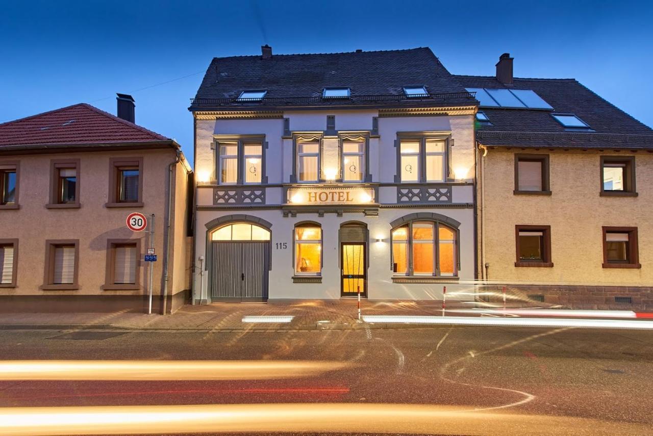 Hotel Phoenix Berghausen  Buitenkant foto