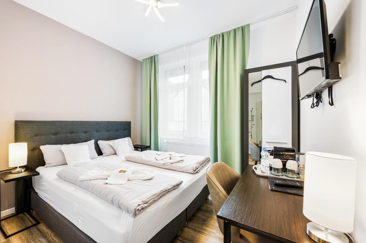 Hotel Phoenix Berghausen  Buitenkant foto
