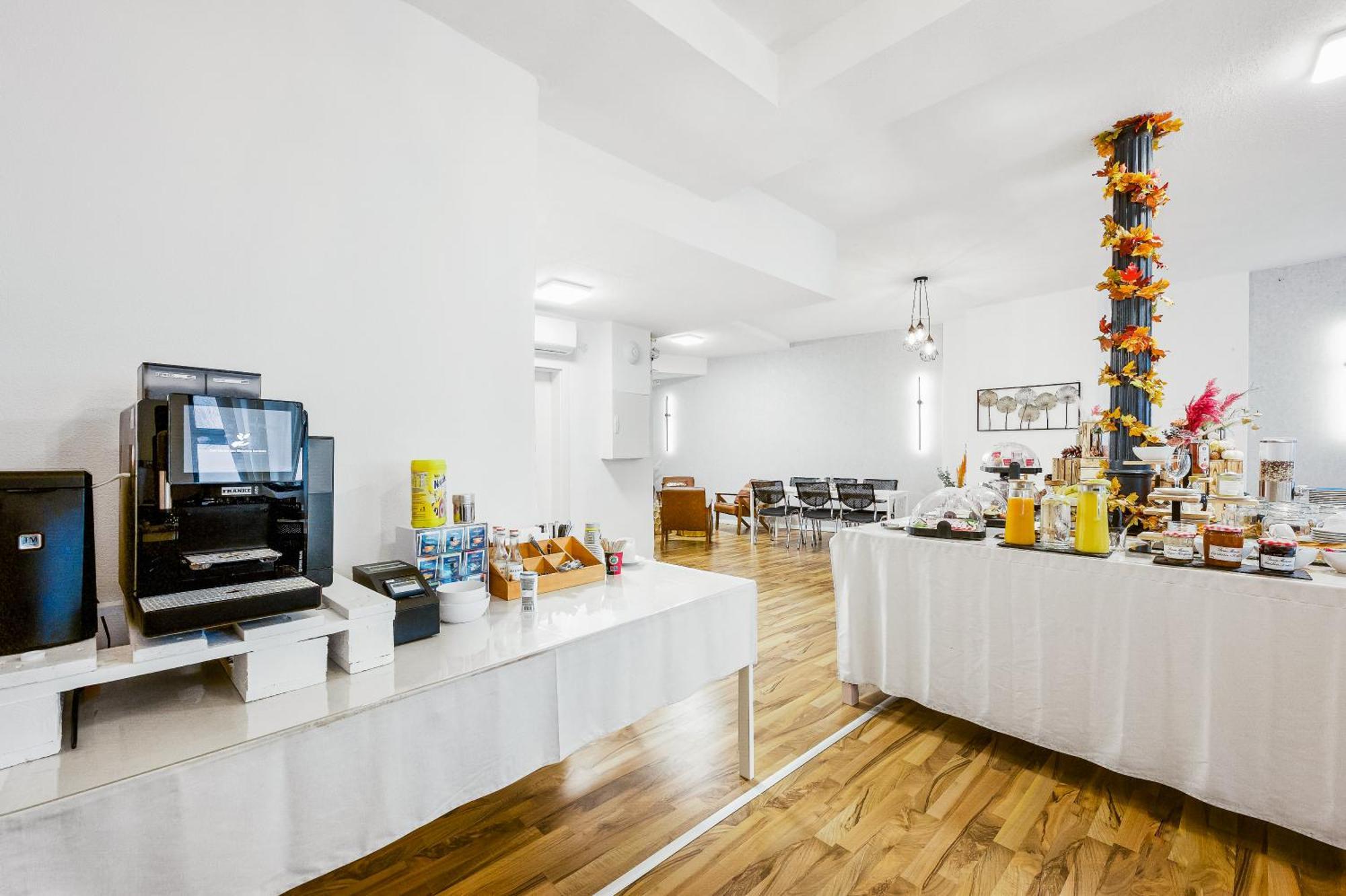 Hotel Phoenix Berghausen  Buitenkant foto