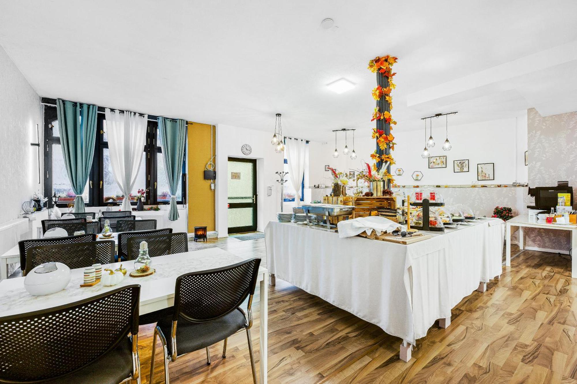 Hotel Phoenix Berghausen  Buitenkant foto